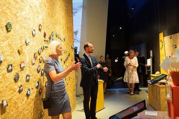 Leader of the Climate House Brita Slettemark guides the Crown Prince&amp;#160;Haakon through the exhibitions.&amp;#160;