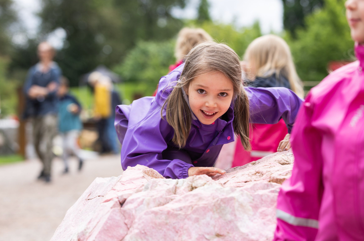 Children can freely explore 34 different stones up close