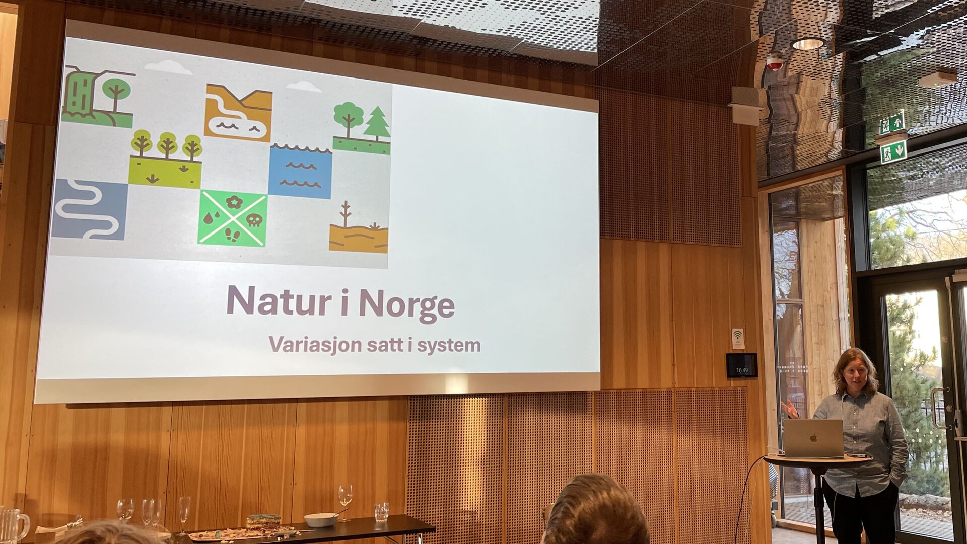 Prosjektleder Anette Edvardsen holdt foredrag om innholdet i boka. Foto: Peter Horvath.