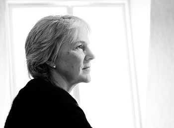 Portrett i svart-hvitt av kvinne som ser tankefull ut