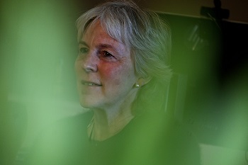 Portrett av kvinne 59 år i veksthusmiljø ny direktør for Naturhistorisk museum