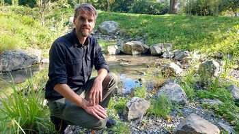 Professor i økologi Olav Skarpaas – her ved bekken, et av natursystemene i Botanisk hage.