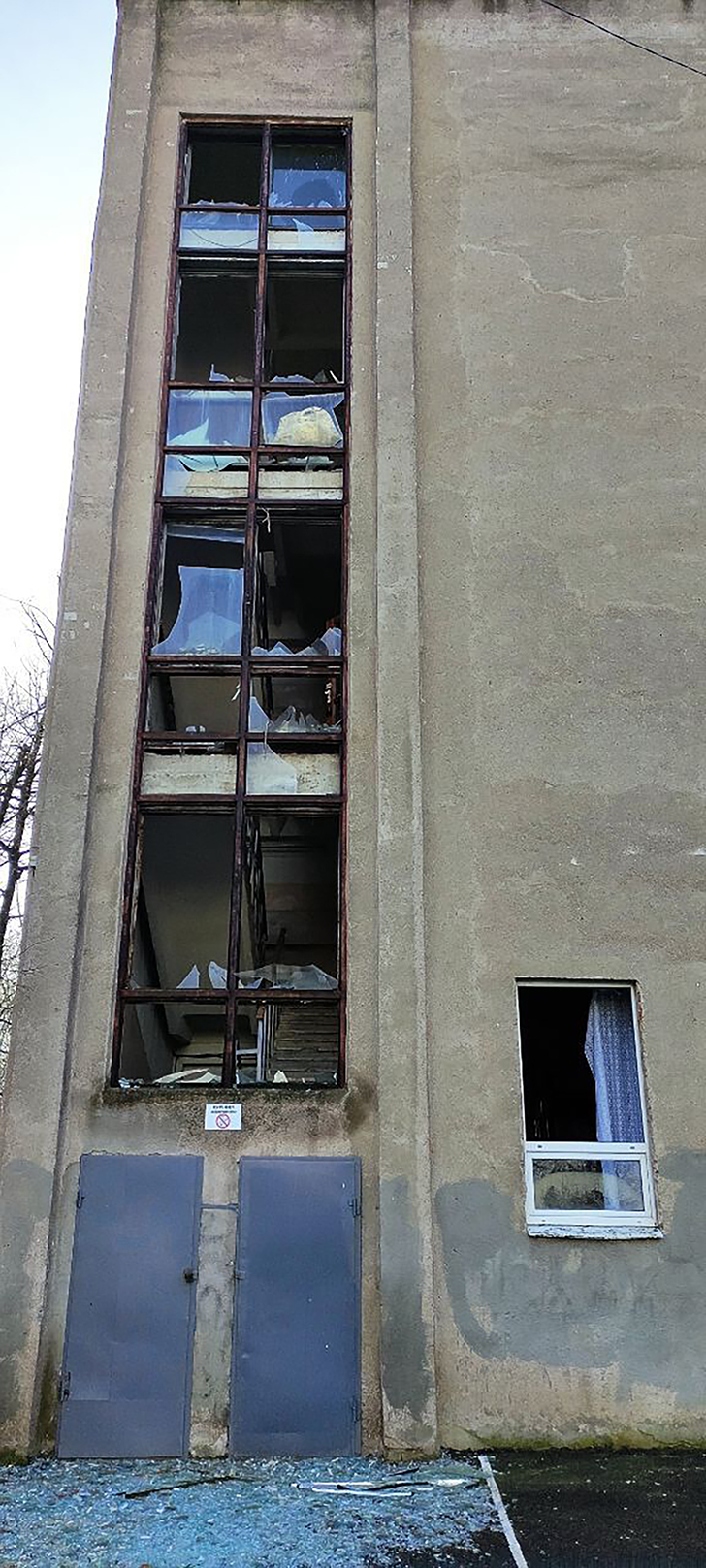 Knuste vinduer på universitetsbygg, vegg i betong