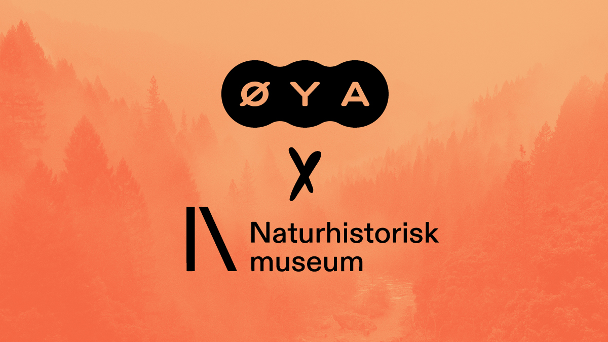 Naturhistorisk museum logo og øya-logo under. Bakgrunnsfarge er oransje og logoene er i svart.
